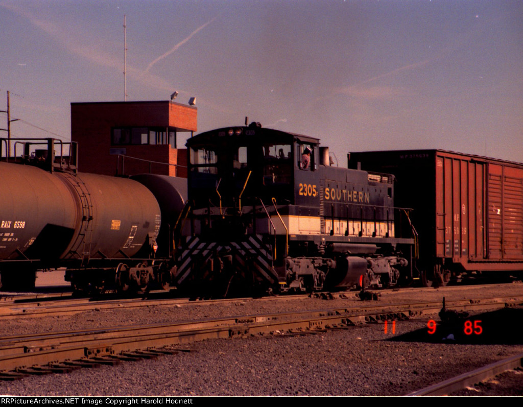 SOU 2305 working the yard